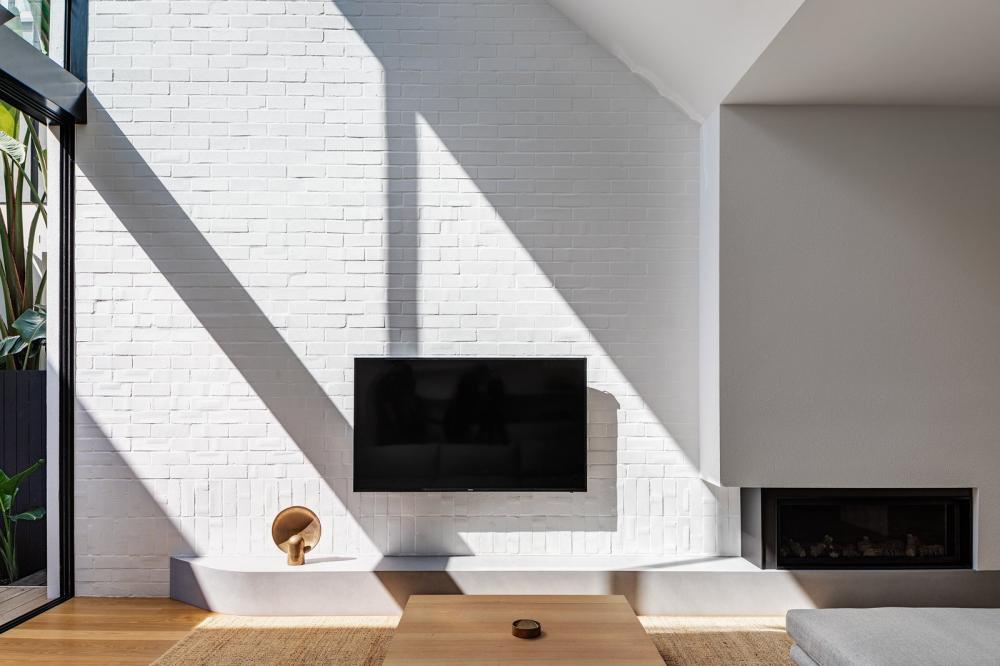 Thay vì sử dụng tường thông thường, tường gạch trắng sẽ tăng thêm nét quyến rũ cho phòng khách của ngôi nhà.