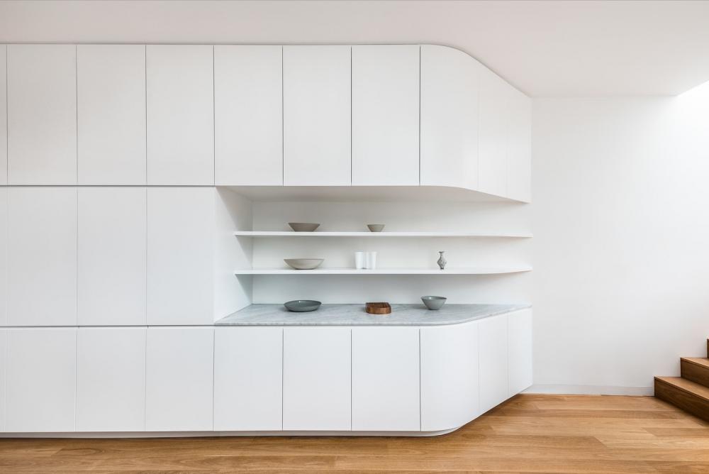Kệ tủ nhà bếp là một khối liền mạch, cho phép chủ nhà lưu trữ đồ đạc, tiết kiệm không gian