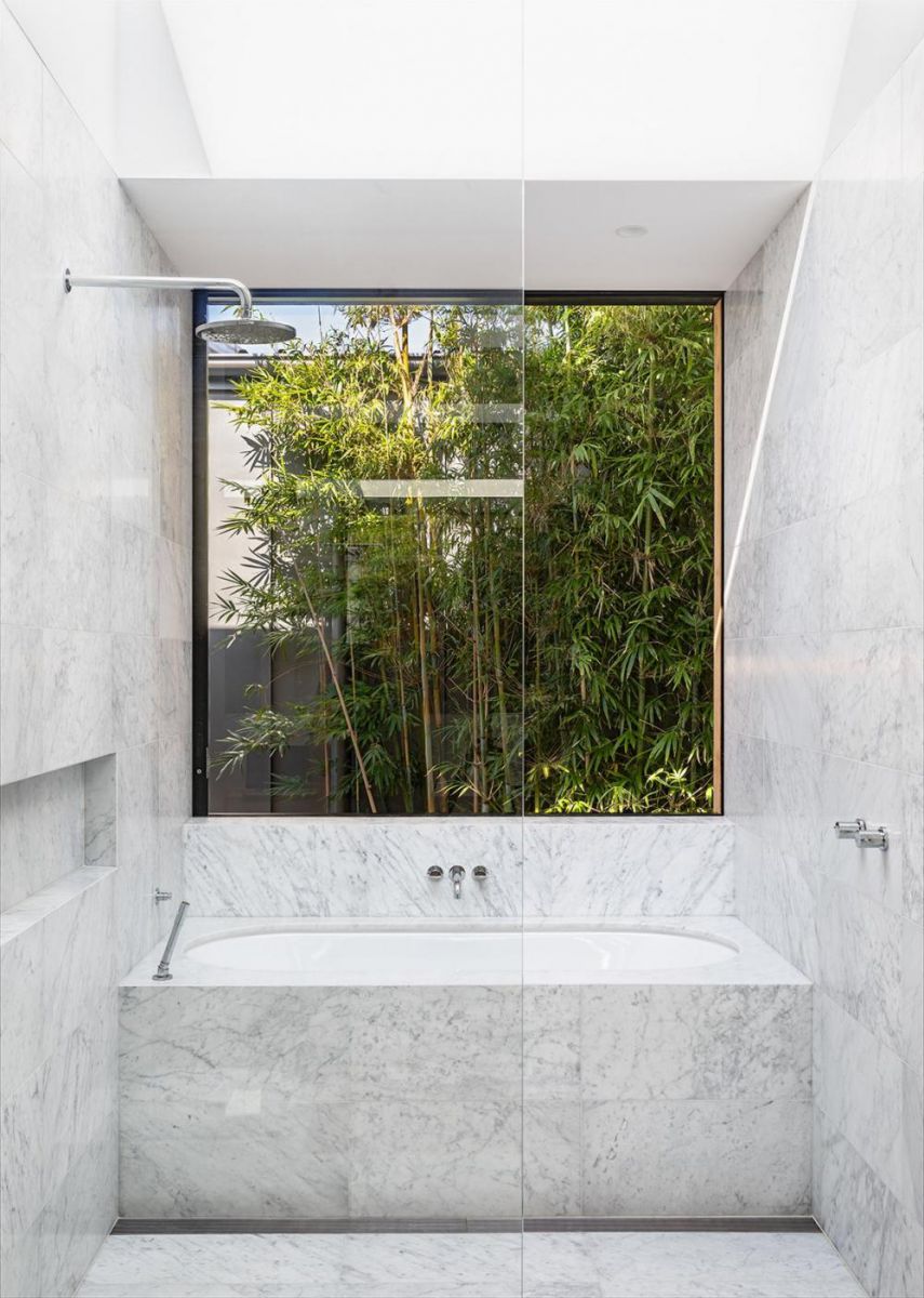 Phòng tắm có tường và sàn nhà cũng được lát bằng đá cẩm thạch Carrara